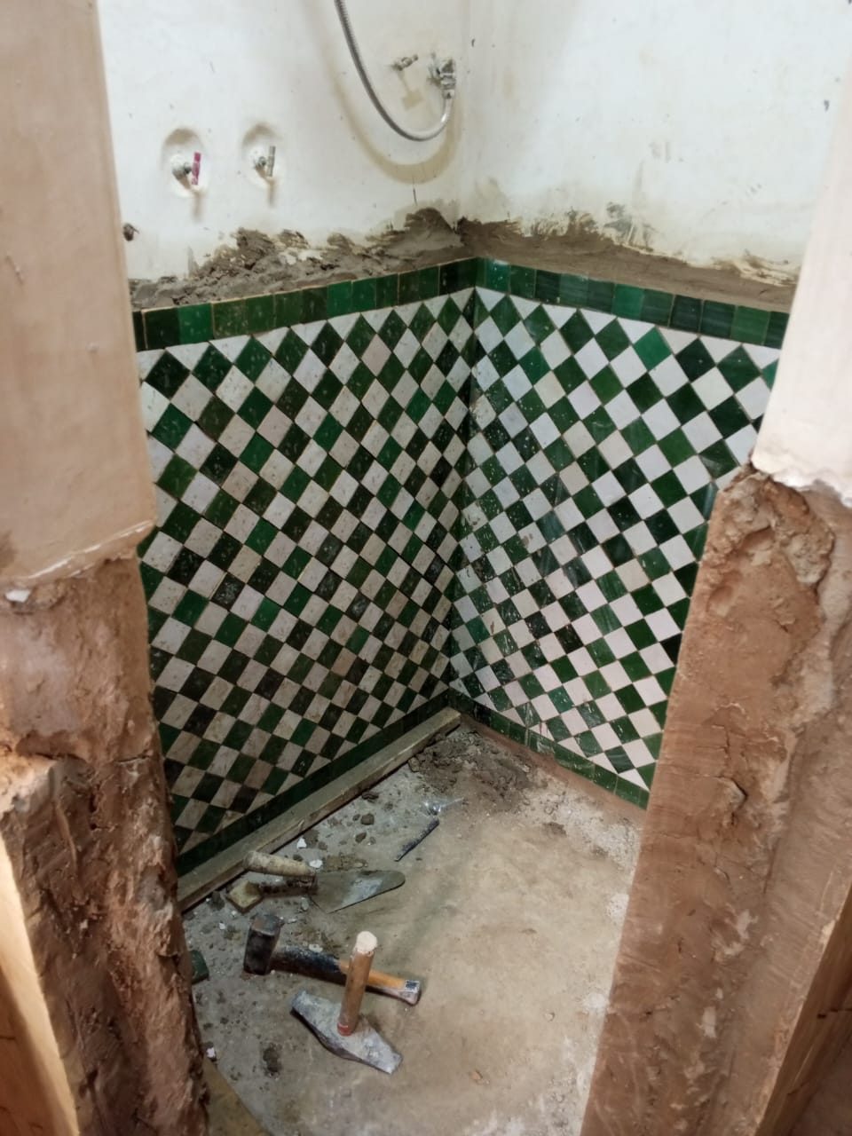 Pose de zellige vert et blanc lors d’une rénovation de riad