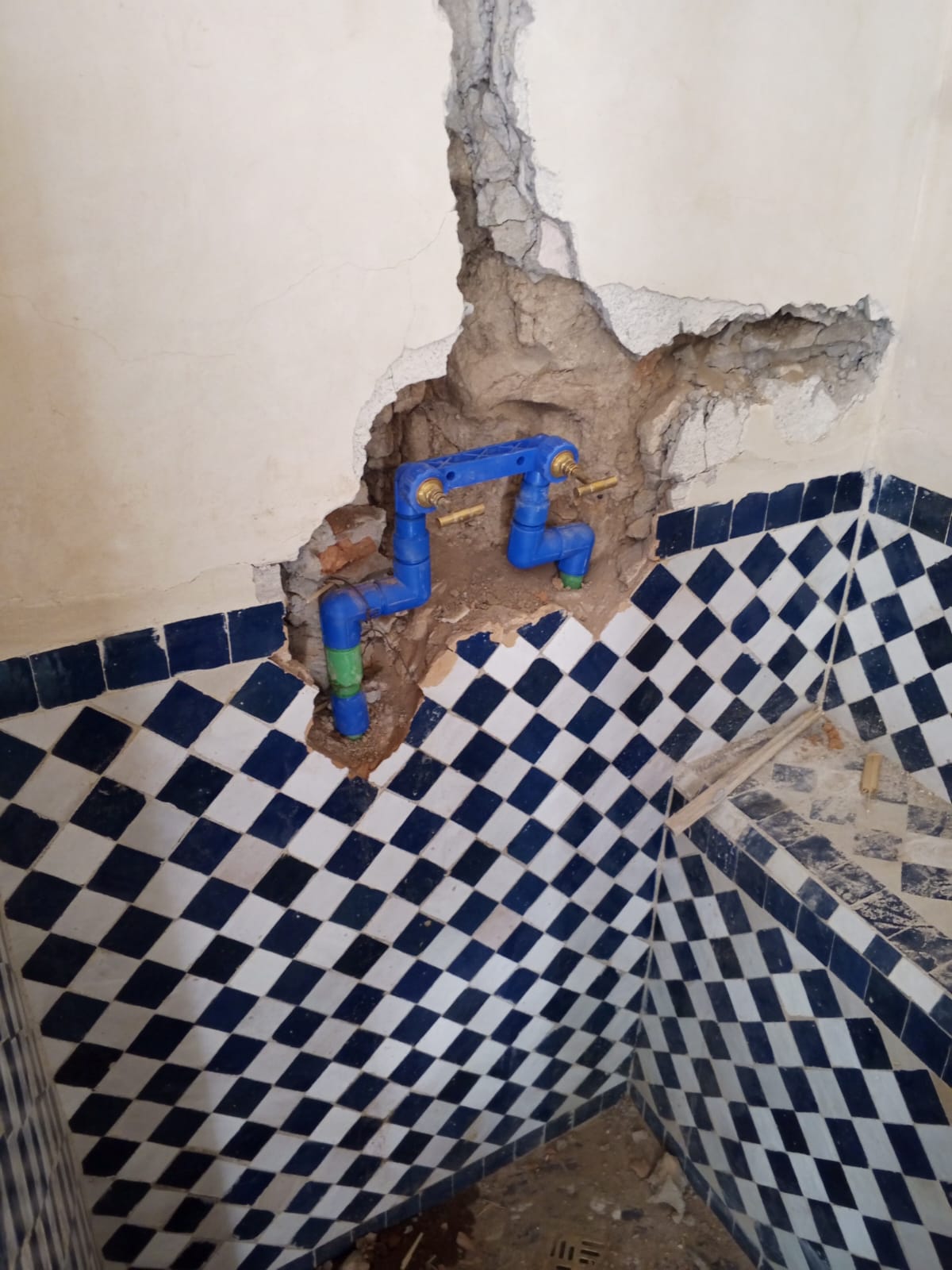 Rénovation d’une salle d’eau en zellige à Taroudant — plomberie en cours