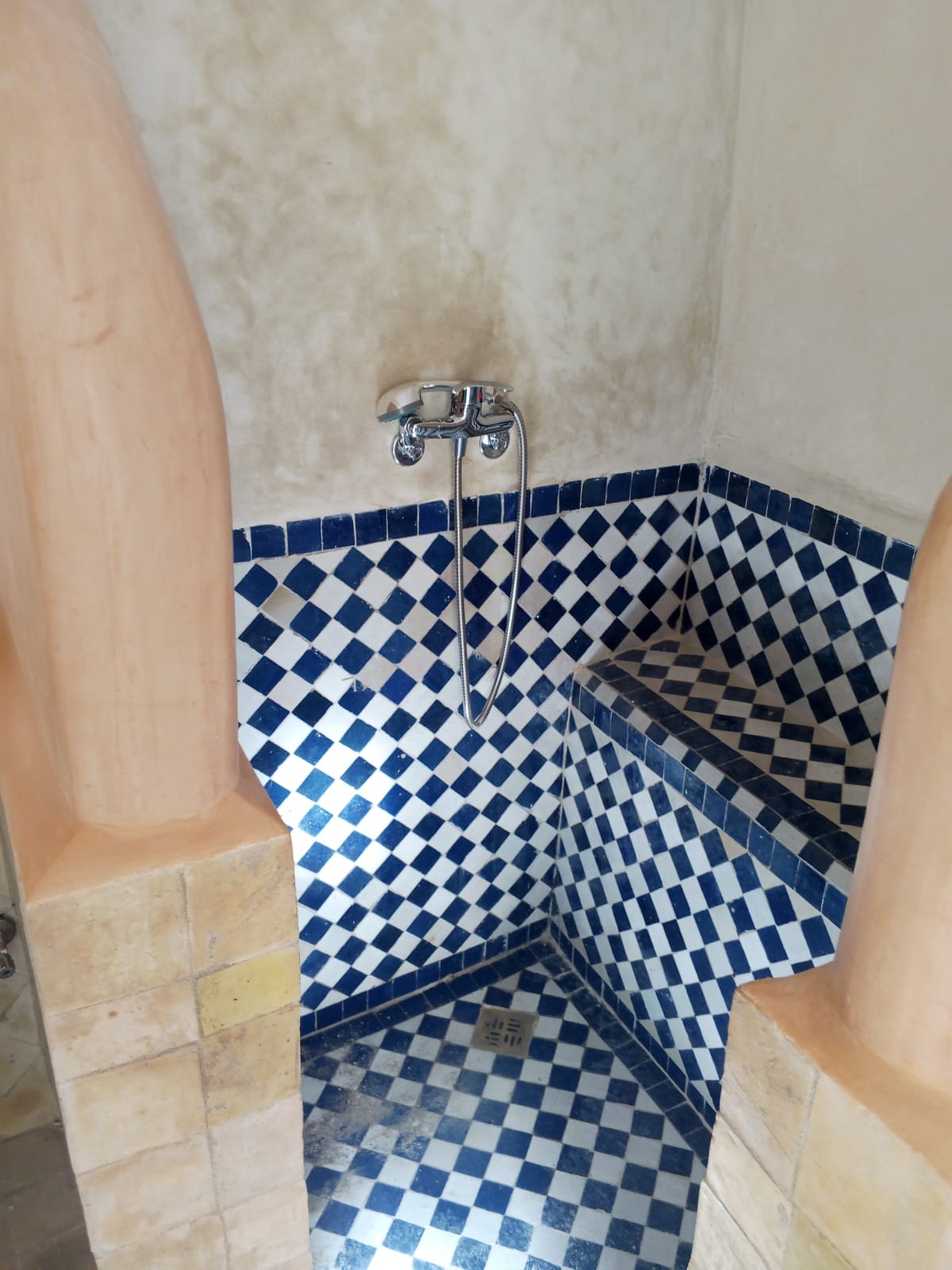 Salle d’eau en zellige rénovée à Taroudant — état actuel